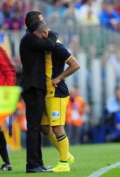 L&#39;abbraccio tra Turan, in lacrime, e Simeone. Ap